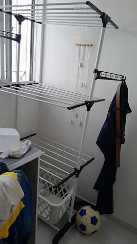Varal Torre Cazaue montado na casa de Janaina Braga, avaliação de compra verificada