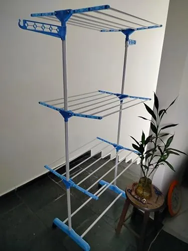 Varal Torre Cazaue montado no canto da casa de uma cliente